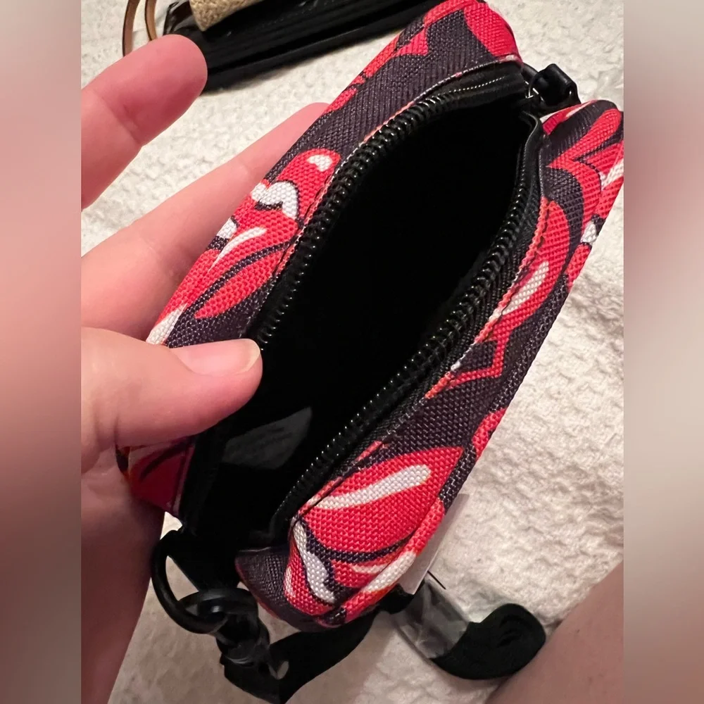 Rolling Stones Core Collection adjustable crossbody bag - Picture 4 of 4
